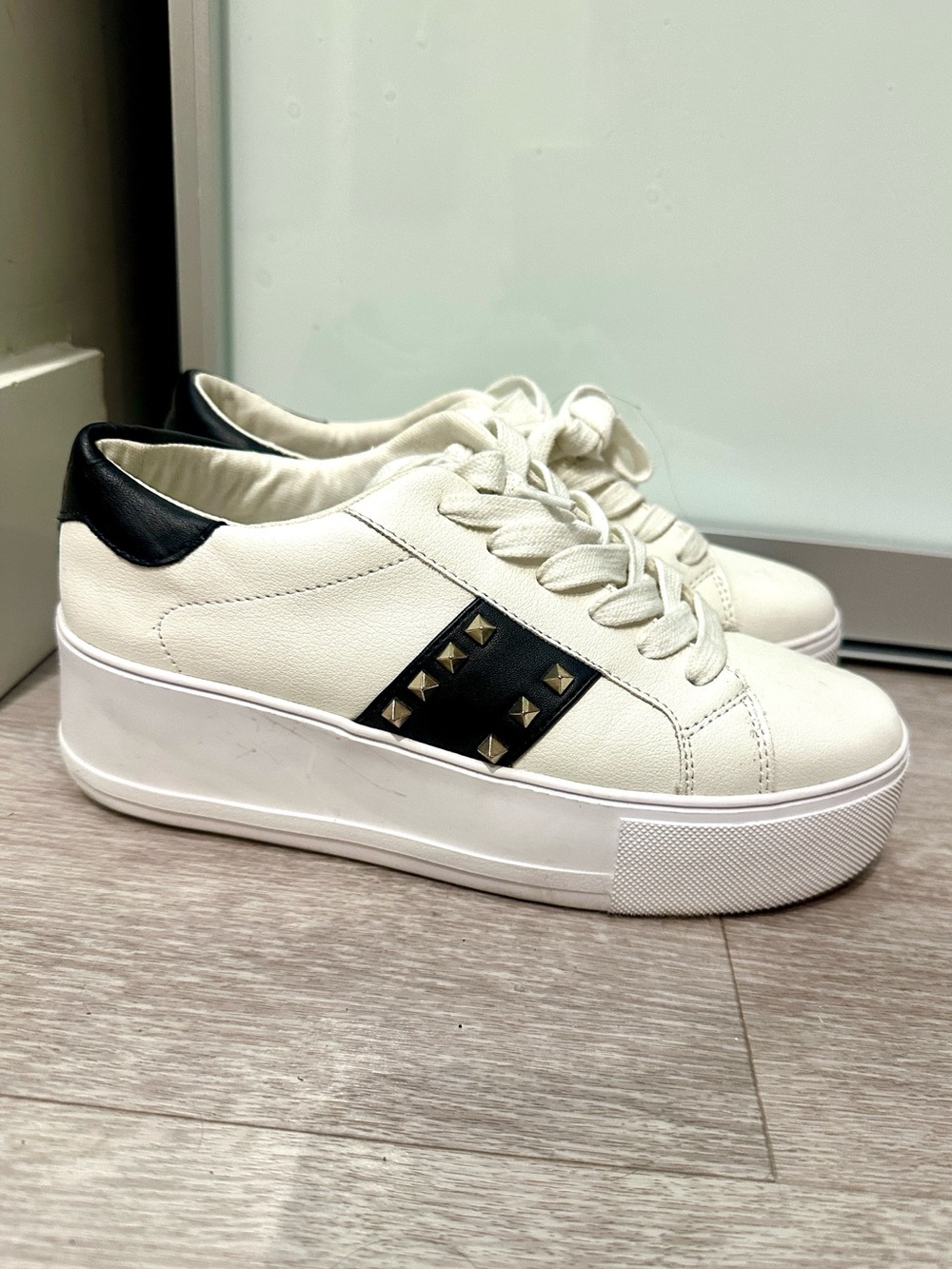Steve Madden Platform Lace-Up Sneakers Preowned size 6